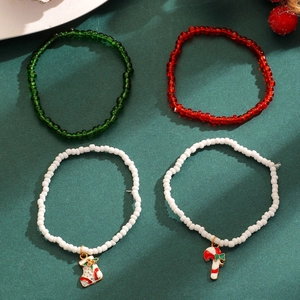 Détail du lot de bracelets de Noël avec breloques de chaussettes et sucres d'orge