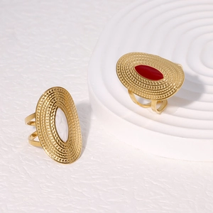 Primer plano de anillos vintage bañados en oro de 18 quilates con esmalte rojo y blanco