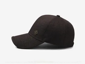 Détail de vue latérale d'une casquette de baseball marron foncé avec badge en métal