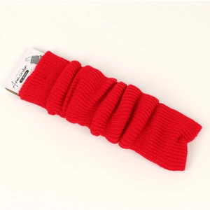 Detail der roten gestrickten 50 cm Armstulpen mit Rippenstruktur und Verpackung