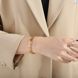 Golden hollow petal-shaped link bracelet in a stylish minimalist metal floral design