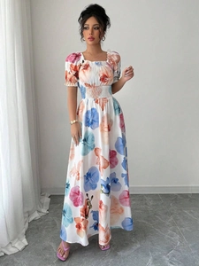 Détail d'une robe maxi fleurie avec col carré, manches bouffantes et taille élastiquée