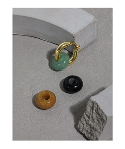 Detalle de pendientes de aro de plata S925 con cuentas de piedra verde negro y ámbar