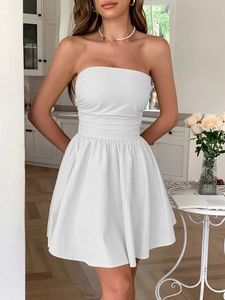 Détail de la robe courte blanche bustier élégante avec une silhouette trapèze cintrée