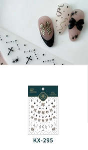 Detailansicht dünner Nageltattoos mit schwarzem Kreuz und goldenen Schleifen