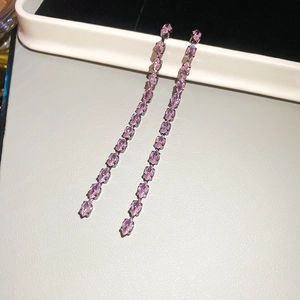 Dettaglio di lunghi orecchini a nappine in zircone viola con taglio marquise e ago in argento