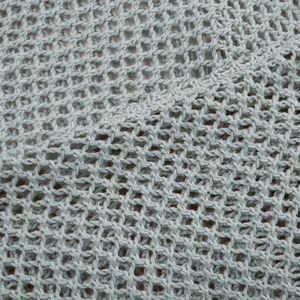 Vista macro dettagliata del tessuto a maglia traforata traspirante e della trama del filato