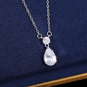 Détail macro du collier en argent avec pendentif étincelant en forme de poire
