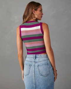 Vista posteriore di una gonna midi in denim azzurro a vita alta e top a maglia a righe