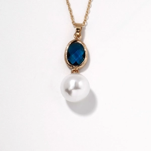 Collier rétro doré avec pierre précieuse bleu marine ovale et pendentif perle blanche