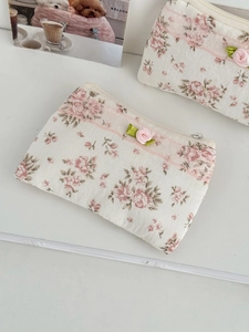 Trousse à maquillage fleurie en coton avec dentelle rose et décor de rose en ruban