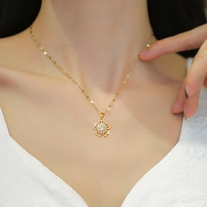 Collier élégant en titane doré avec pendentif fleur en zircon scintillant sur mannequin