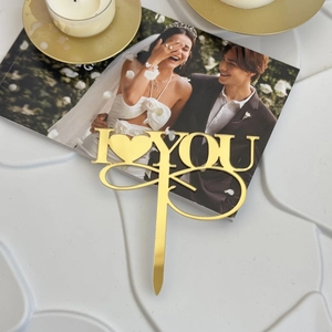 Detail of gold mirror acrylic I Love You cake topper for weddings and romantic events
