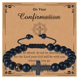 Bracelet en perles œil de tigre mat noir avec pendentif croix sur carte cadeau