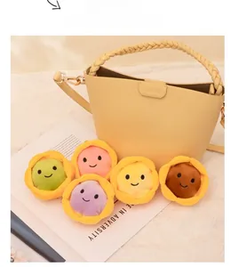 Gros plan détaillé de pendentifs fleurs en peluche colorés avec visages souriants