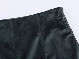 Détail de la fermeture éclair invisible sur le pantalon en velours vert foncé de luxe