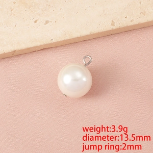 Dettaglio del ciondolo a perla da 13,5mm con dimensioni e peso di 3,9g per gioielli DIY
