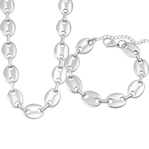 Dettaglio della collana e del bracciale a maglia chicco di caffè in acciaio inossidabile
