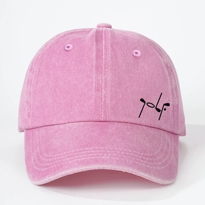 Détail d'une casquette de baseball rose délavé avec broderie golf noire et couture nette