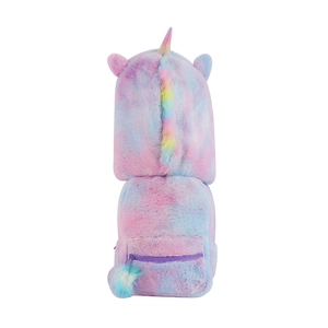Detail eines Plüsch-Einhorn-Rucksacks mit rosa-blauem Tie-Dye-Fell und goldenem Horn
