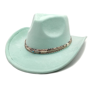 Détail du chapeau de cowboy en suédine vert menthe avec plume turquoise et bande