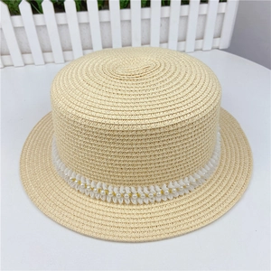 Chapeau de paille élégant avec bordure en dentelle blanche et perles sur fond minimaliste