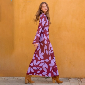 Vue latérale dynamique d'une robe maxi bordeaux à manches longues et imprimé de feuilles