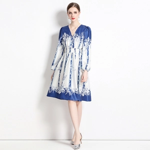 Romantisches blau-weißes Blumenkleid mit V-Ausschnitt, Puffärmeln und seidigem Finish