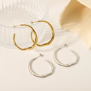Chunky irregular C-shaped hoop earrings in 18k gold and silver plated stainless steel