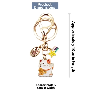 Detail view of Maneki Neko keychain with dimensions 10x5cm and gold metal chain