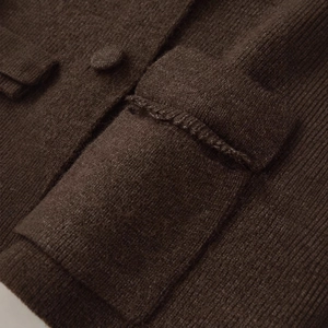 Giacca in maglia marrone caffè da donna con texture a coste, revers e tasche con bottoni