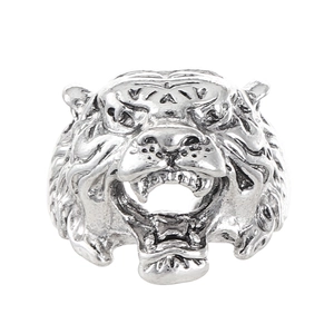 Détail d'une bague tête de tigre argentée avec texture vintage et gravures précises
