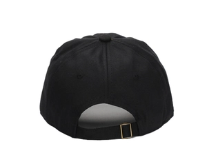 Dettaglio della fibbia regolabile in ottone e ricamo sul cappellino da baseball in cotone nero