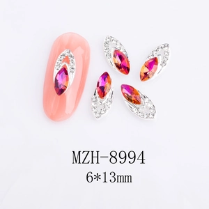 Dettaglio di strass per unghie marquise rosso sfumato 6x13mm con bordo in lega di zircone