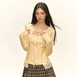 Ensemble tricot deux pièces jaune clair avec bordure en dentelle et nœud frontal