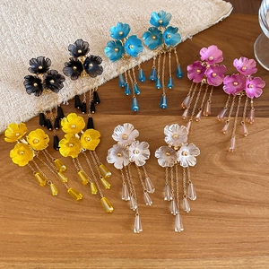 Nahaufnahme eleganter matter Blumen-Ohrhänger mit Kristallen in vielen Farben