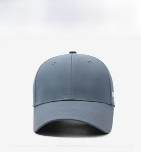 Vista frontale di un cappellino da baseball grigio traspirante con fori tagliati a laser