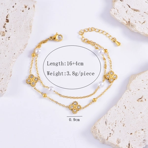 Détail du bracelet doré double rang avec perles et trèfles, longueur de 16+4cm incluse