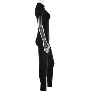 Vue latérale d'une combinaison rayée noire sur mannequin montrant la coupe moulante