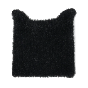 Detailansicht der schwarzen flauschigen Strickmütze mit Katzenohren und Pelzstruktur