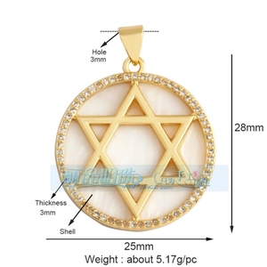 Détail macro du pendentif étoile hexagramme avec nacre blanche et zircons étincelants