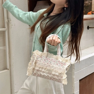 Détail d'un sac cabas en toile à fleurs avec bordure en dentelle multicouche et étiquette