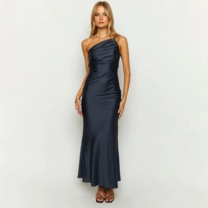 Détail de la robe longue en satin à une épaule et dos nu en bleu marine brillant