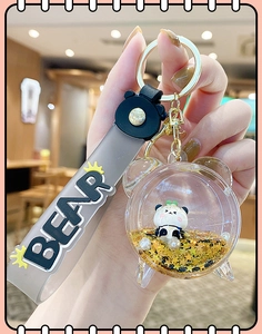 Vue détaillée d'un porte-clés panda avec sable mouvant liquide et paillettes d'étoiles