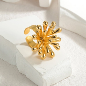 Anello aperto vintage francese in oro 18 carati con forma di petalo organico su marmo