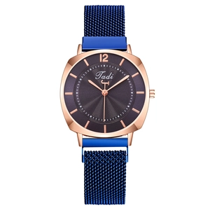 Montre tendance avec cadran solaire, bracelet bleu magnétique et boîtier or rose