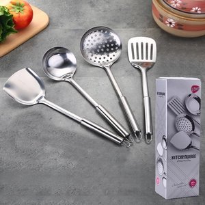 Set di 4 utensili da cucina in acciaio inox con spatola e mestolo su marmo scuro