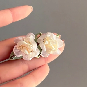 Barrette vintage en satin avec fleurs de soie crème et petites feuilles vertes