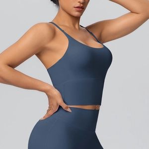 Détail du soutien-gorge de sport à dos croisé et du pantalon de yoga à taille haute