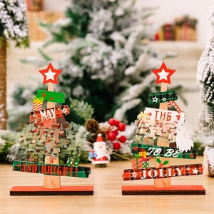 Détail d'ornements de sapin de Noël en bois avec figurines de Père Noël et d'elfe